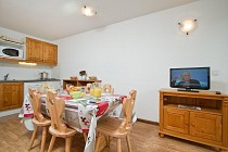 Les Chalets et Balcons de la Vanoise - woonkamer met eettafel